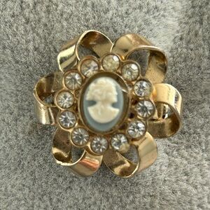 👑 Vintage Cameo Rhinestone Flower Brooch (with wear)